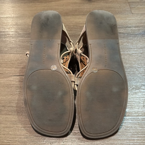 Woman's Lucky Brand Bartega Gladiator Sandal in Dusty Sand. Size 8 - Picture 6 of 8